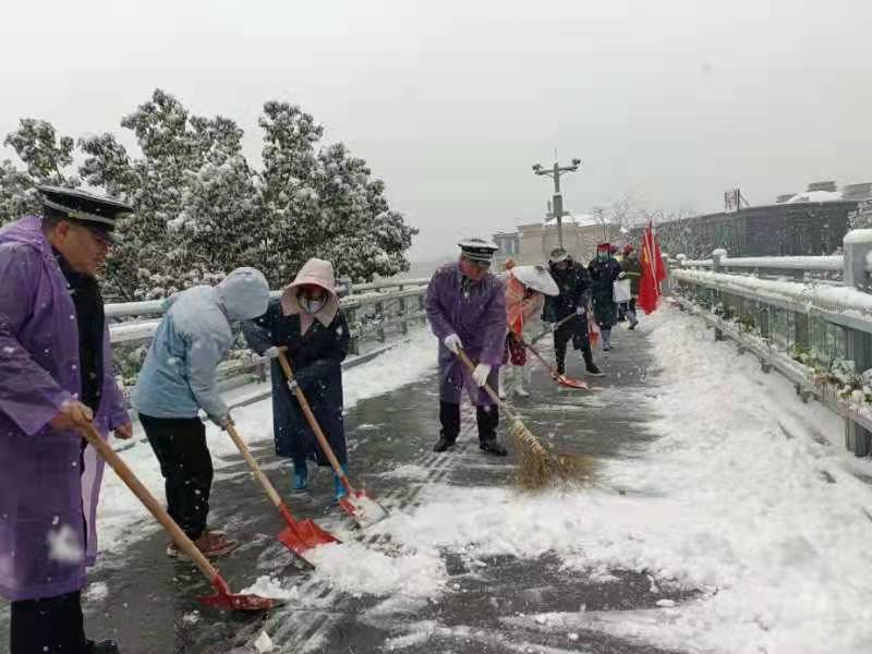 洪山街道组织力量在辖区跨线桥梁铲冰除雪