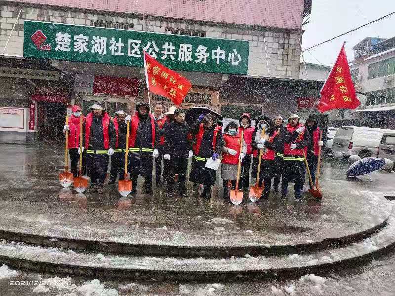 漫天大雪中红旗飞扬