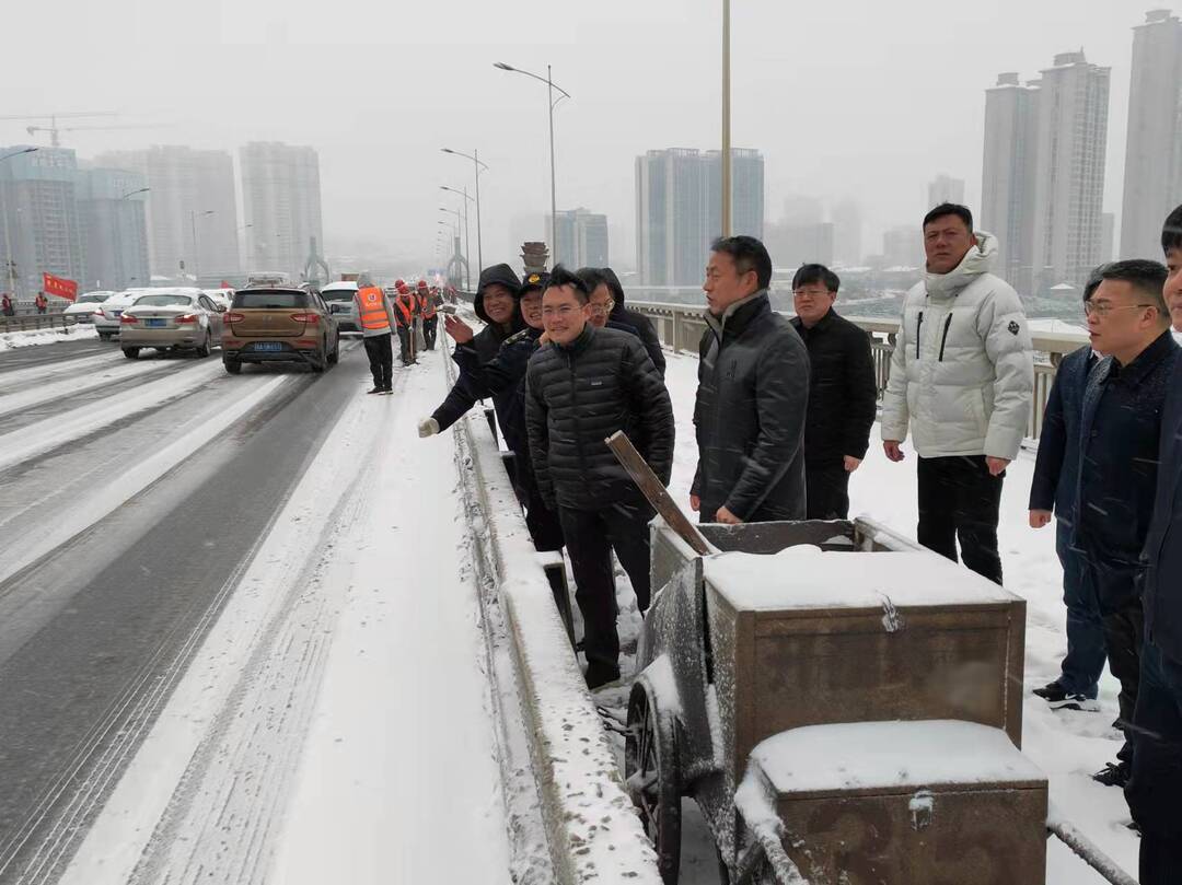 开福区委书记谢伟峰，区委副书记、区长高伟现场督导铲冰除雪工作。区领导蒋君、王乐君参加。