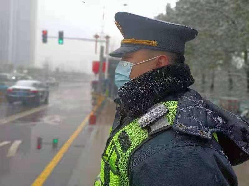 开福交警在重要路段指挥值守