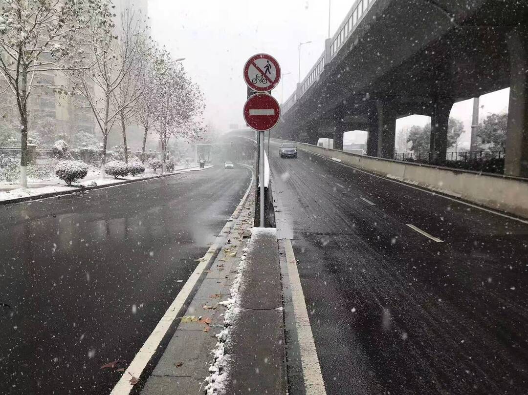 万家丽北路高架桥恒大雅苑段下桥处冰雪铲除干净