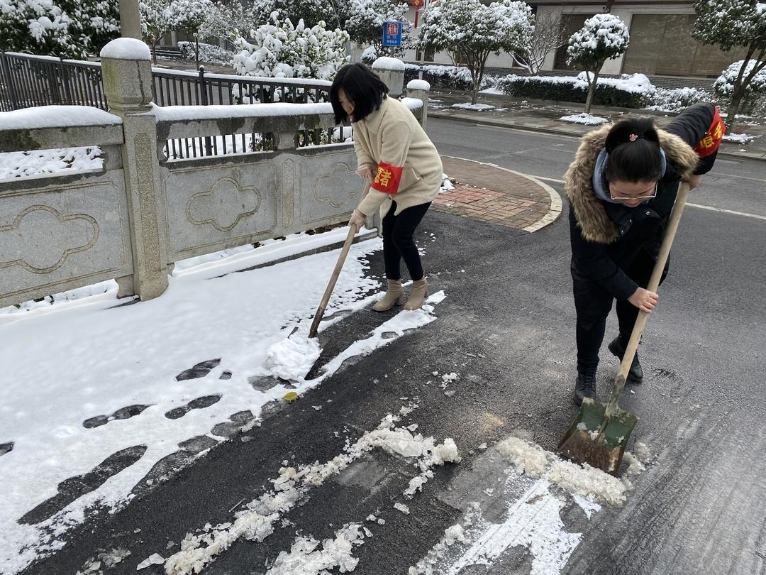 志愿者清理桥面积雪，方便村民出行。