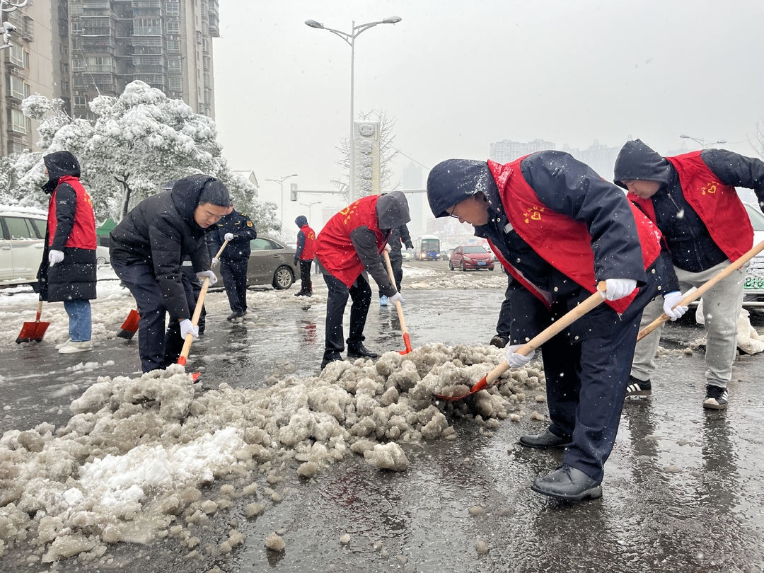 开福区鹅羊山社区：铲雪除冰在行动，社区服务暖人心