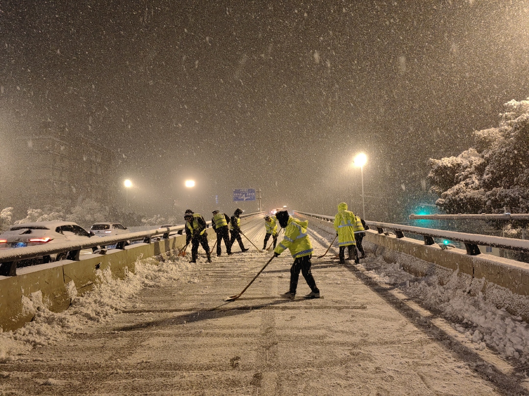 闻雪而动!开福城管筑牢道路安全防线