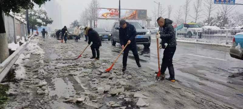 闻雪而动 党员先行！开福区月湖街道扫雪保畅通