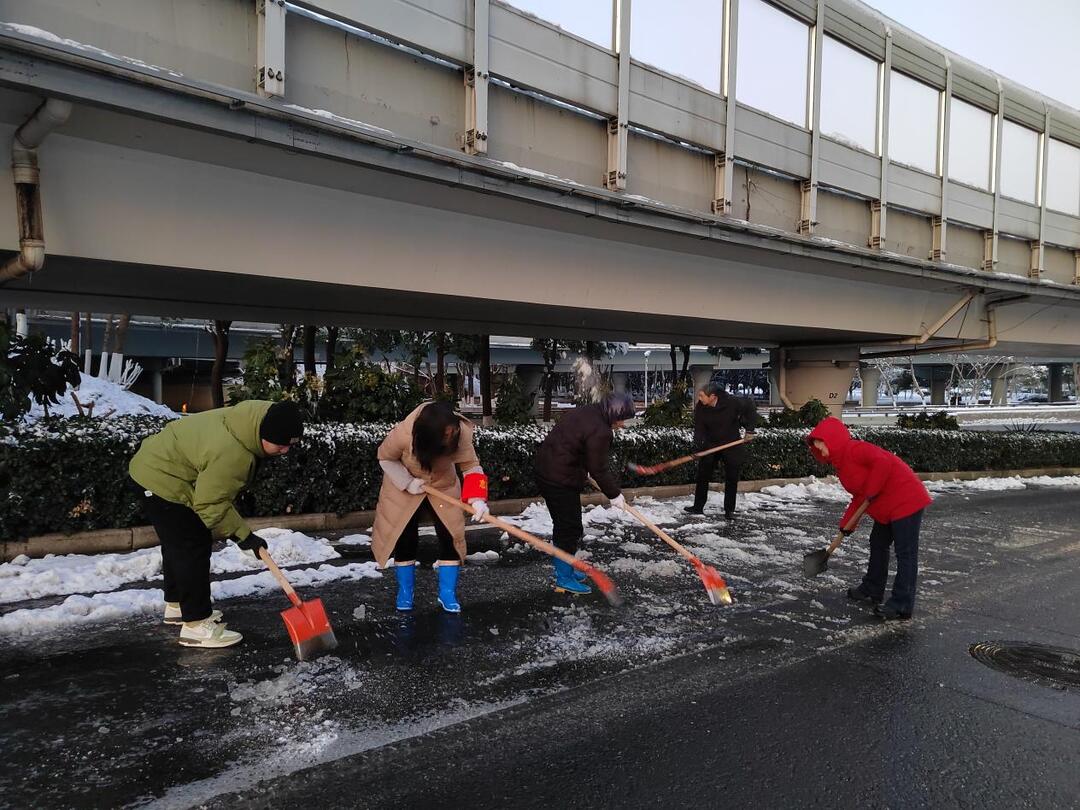 开福区滨江社区：铲雪除冰在行动，暖心暖民保畅通
