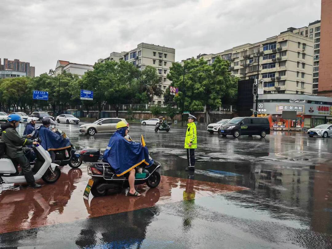 积极应对暴雨天气！开福交警全力保障道路交通安全有序
