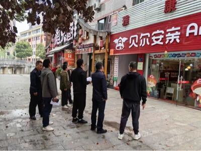 开福区秀峰街道：拆除违规广告招牌 城市“颜值”“安全”双提升  