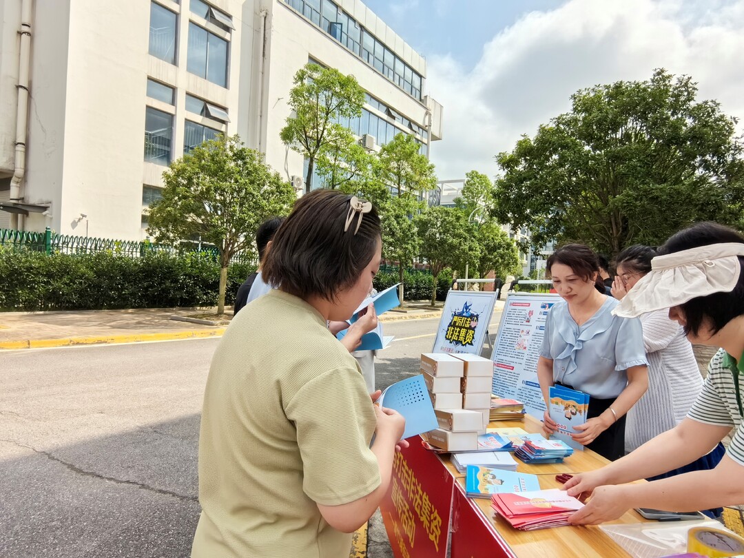 開福區(qū)青竹湖街道開展防范非法集資宣傳月活動(dòng)