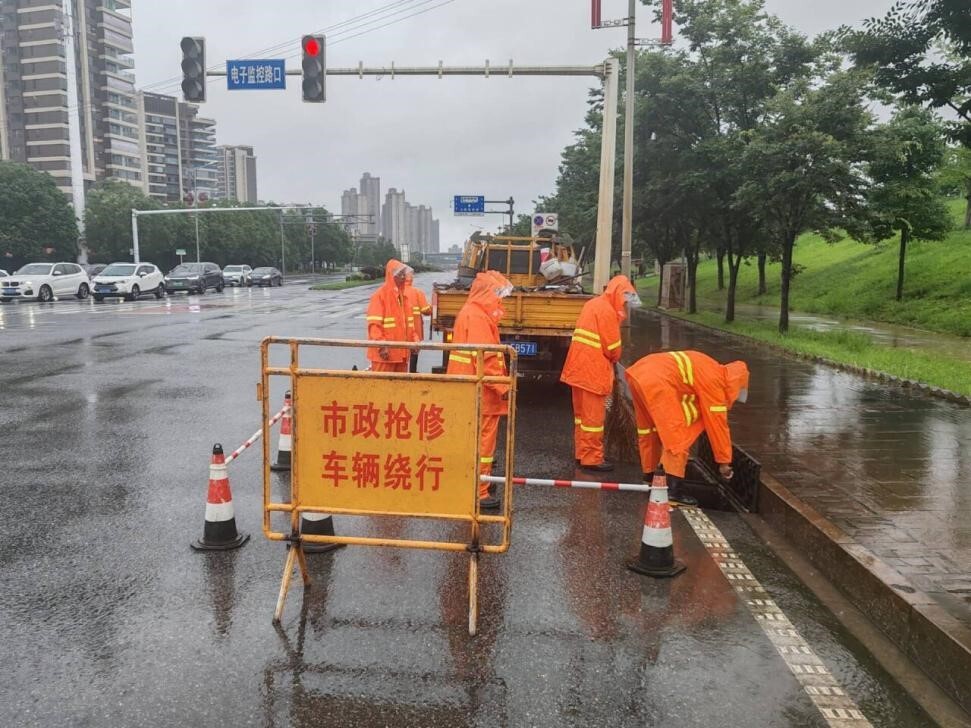 暴雨來襲！開福區(qū)市政設(shè)施維護(hù)中心全力“應(yīng)戰(zhàn)”