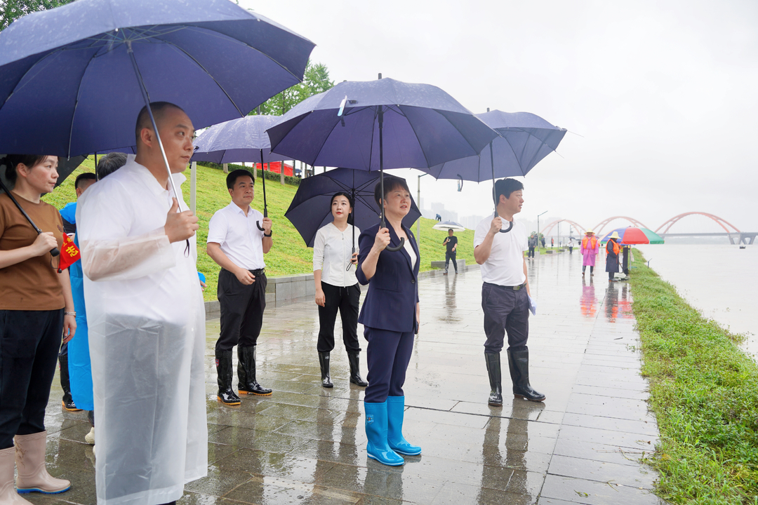 羅玉環(huán)深入一線督導(dǎo)調(diào)度防汛工作