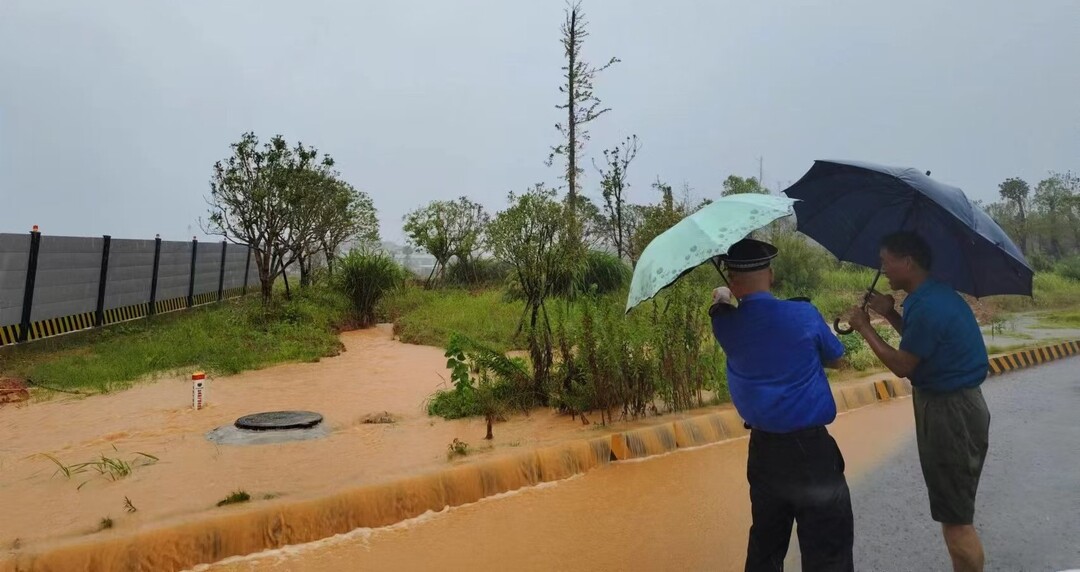 長沙開福區(qū)城管全面應(yīng)對強降雨天氣