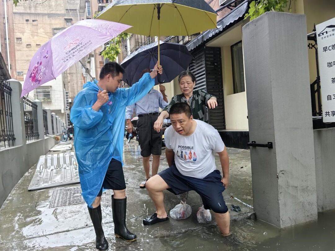 長沙暴雨中的溫情一幕：社區(qū)書記背起居民過積水