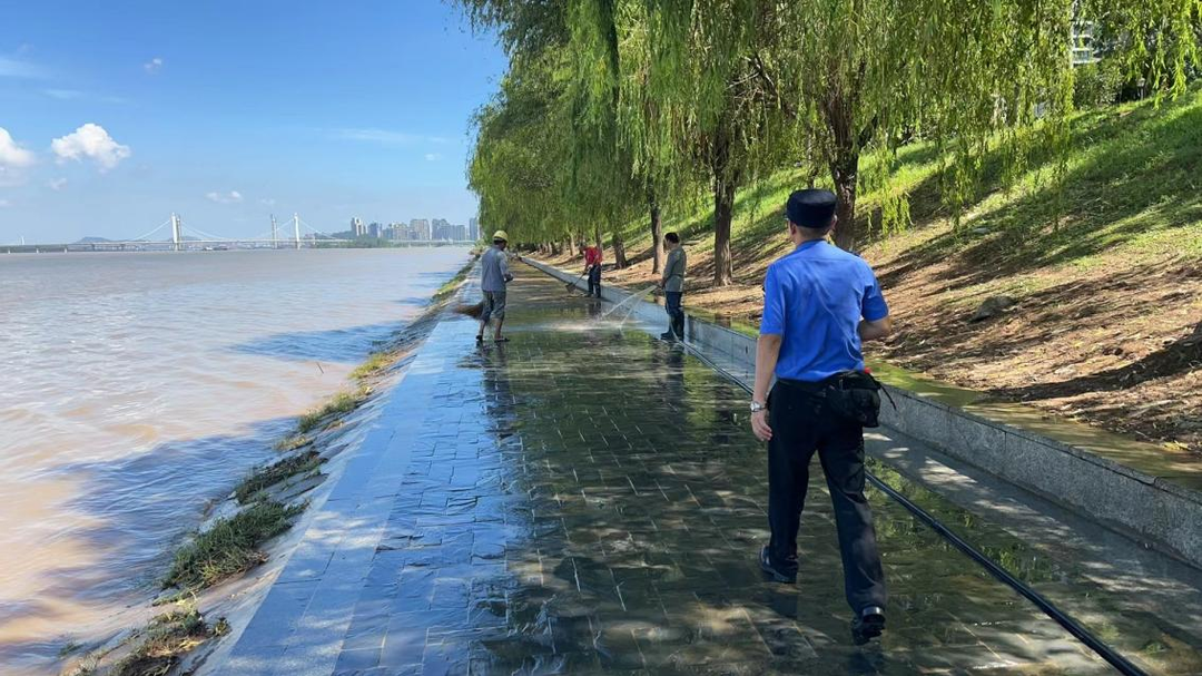 潮水退去，開福區(qū)芙蓉北路街道迅速開展汛后清淤工作