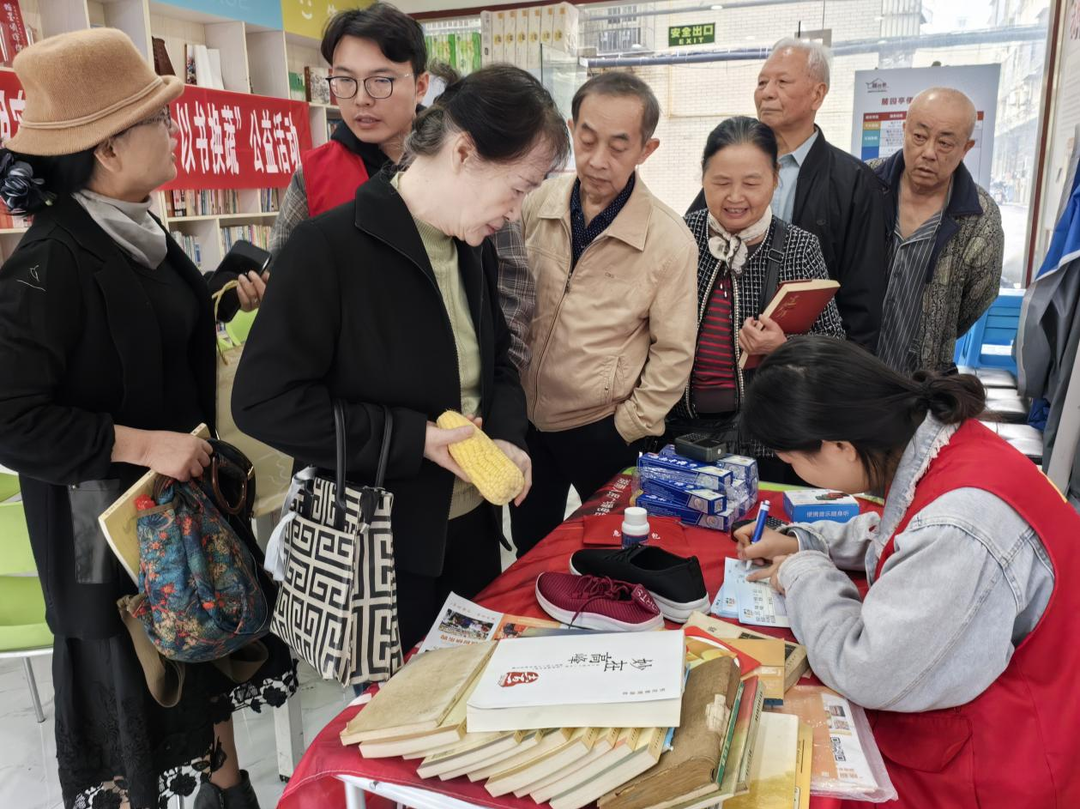 开福区望麓园街道富雅坪社区新时代文明实践站开展“五社联动 以书换蔬”公益活动