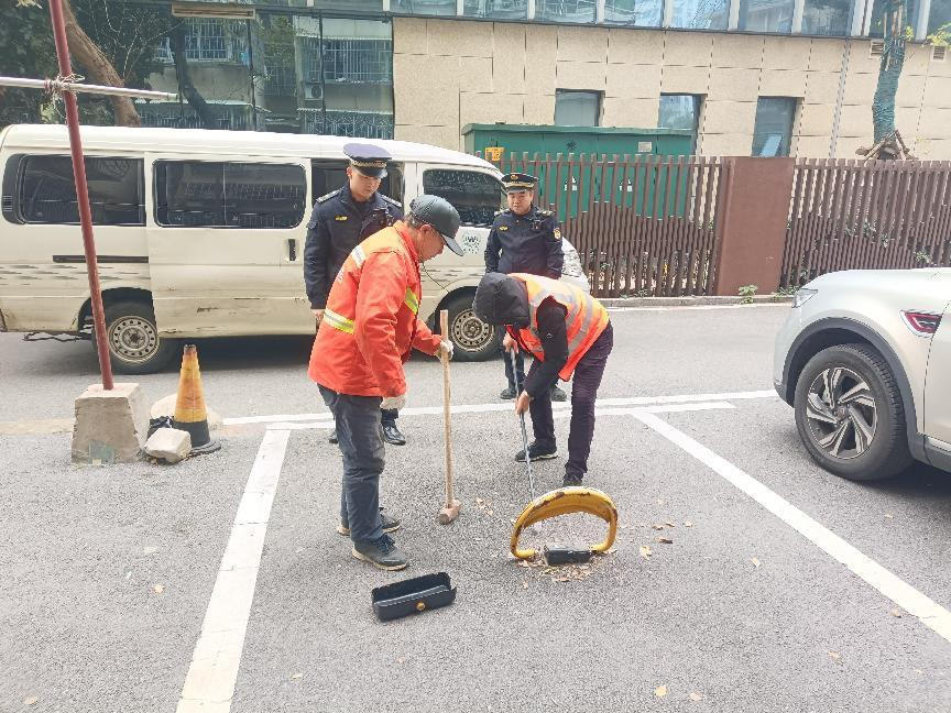 开福区东风路街道蚌塘社区：拆除私装地锁 网格助力消除安全隐患