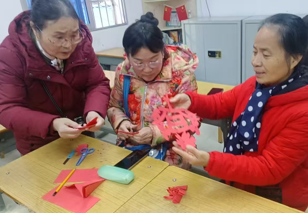 开福区望麓园街道荷花池社区开展“巧手剪窗花，欢乐迎元旦”主题活动