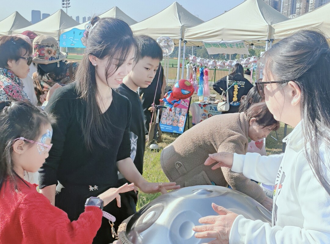 开福区鸭子铺社区“五一”星橙市集绽放治理新活力