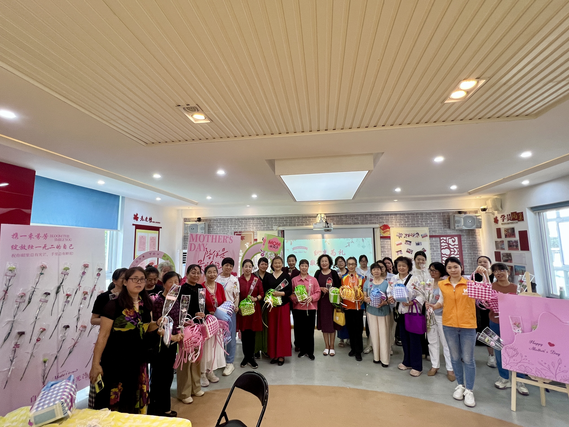 开福区科大景园社区：指尖传承千年女红智慧，“织”敬母亲节的“她”力量