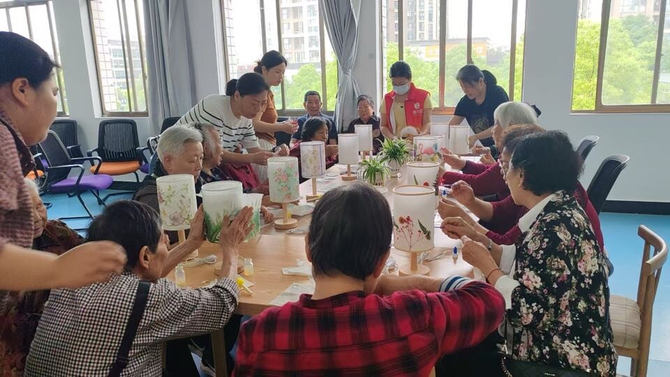开福区左岸社区：巧手做花灯，点亮母亲节