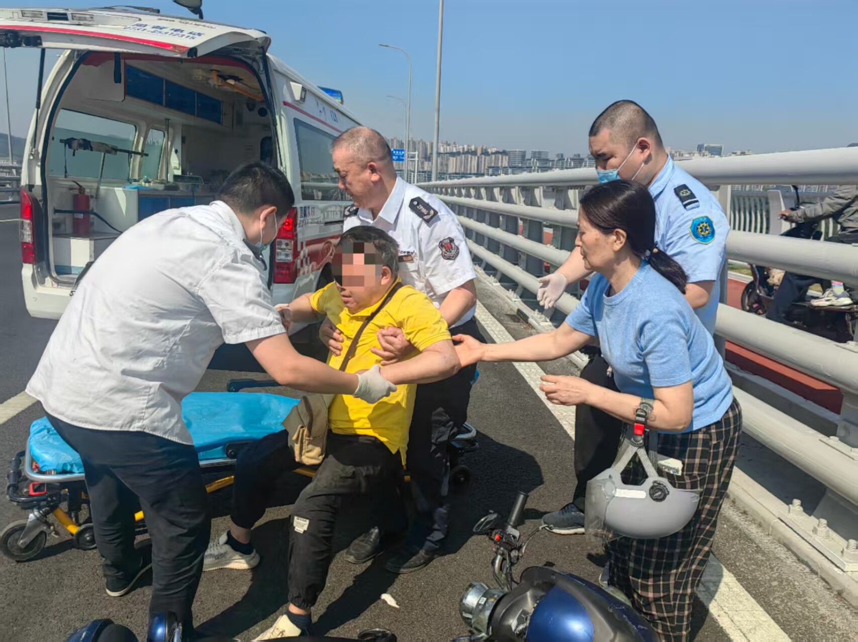 物业经理暖心救助摔伤业主 兴联路大桥通行规范需牢记
