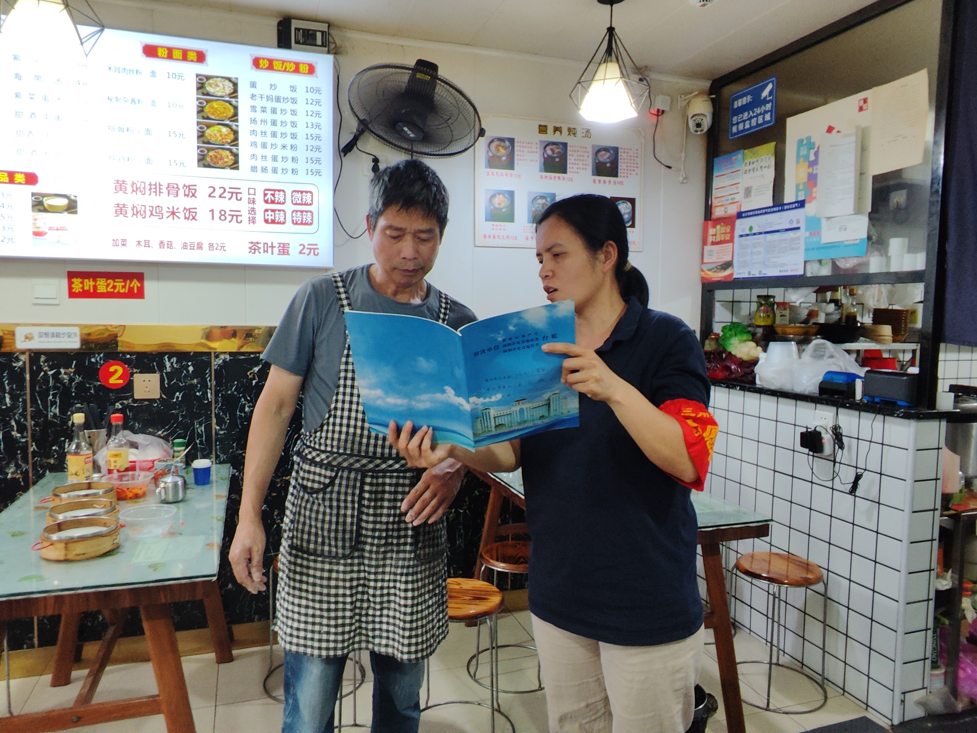 开福区湘雅路街道三角塘社区：净化家园“烟火气”，助力守护“网格蓝”