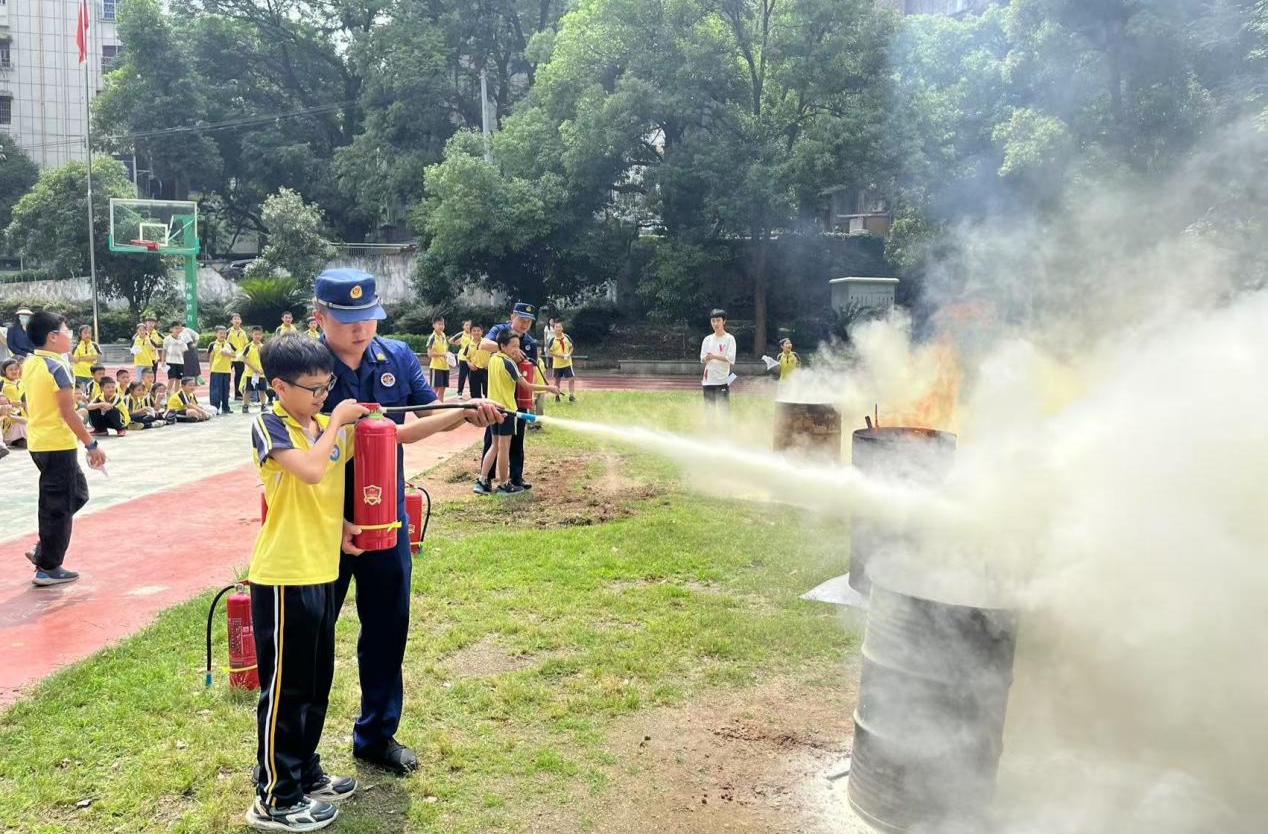 开福区东风路街道组织五所小学开展应急逃生疏散演习