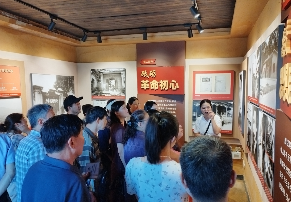开福区滨江社区党总支开展“赓续红色薪火 贯彻落实中央八项规定”主题党日活动