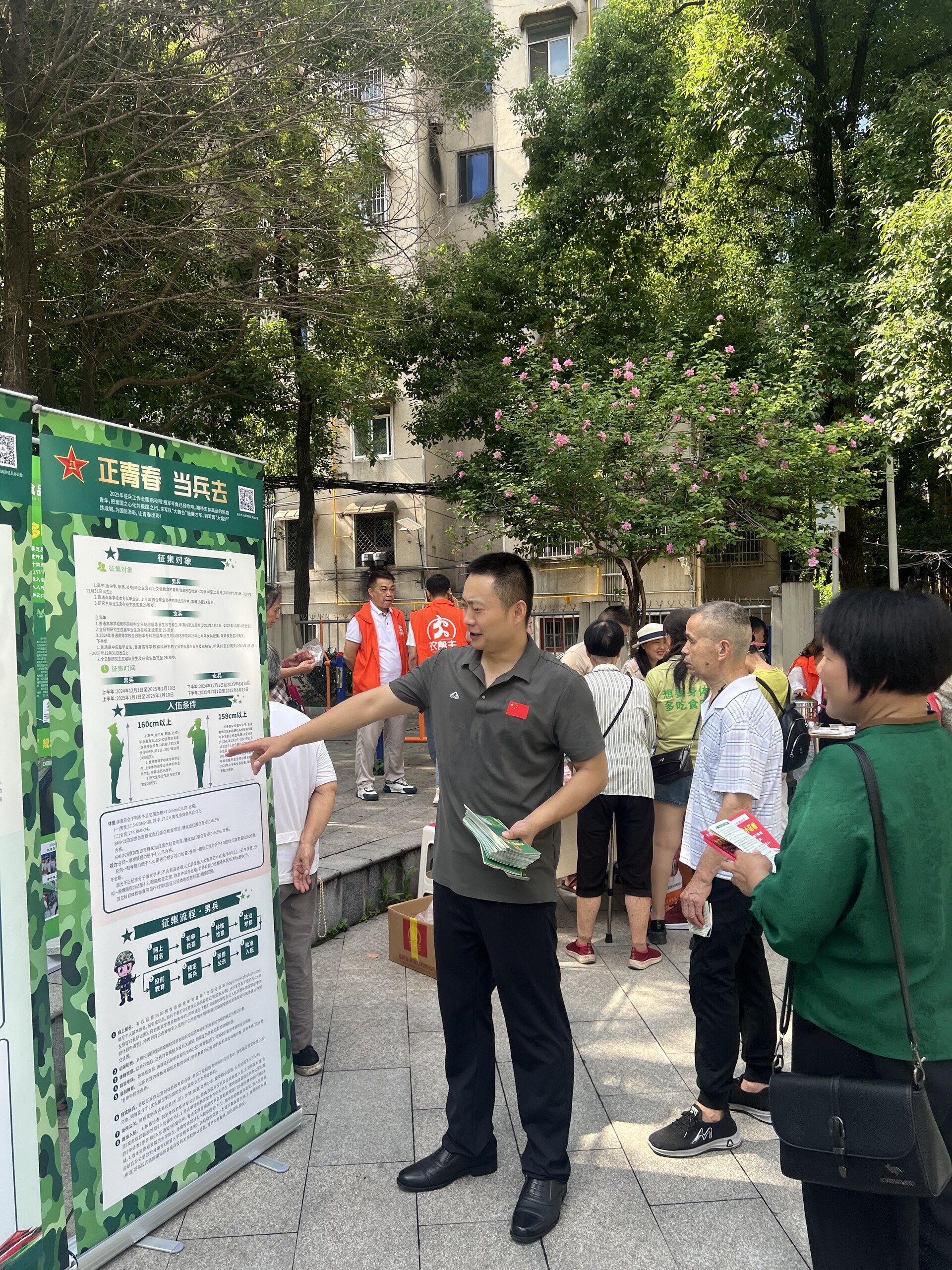 开福区东风路街道开展立体化征兵宣传激发适龄青年参军报国热情