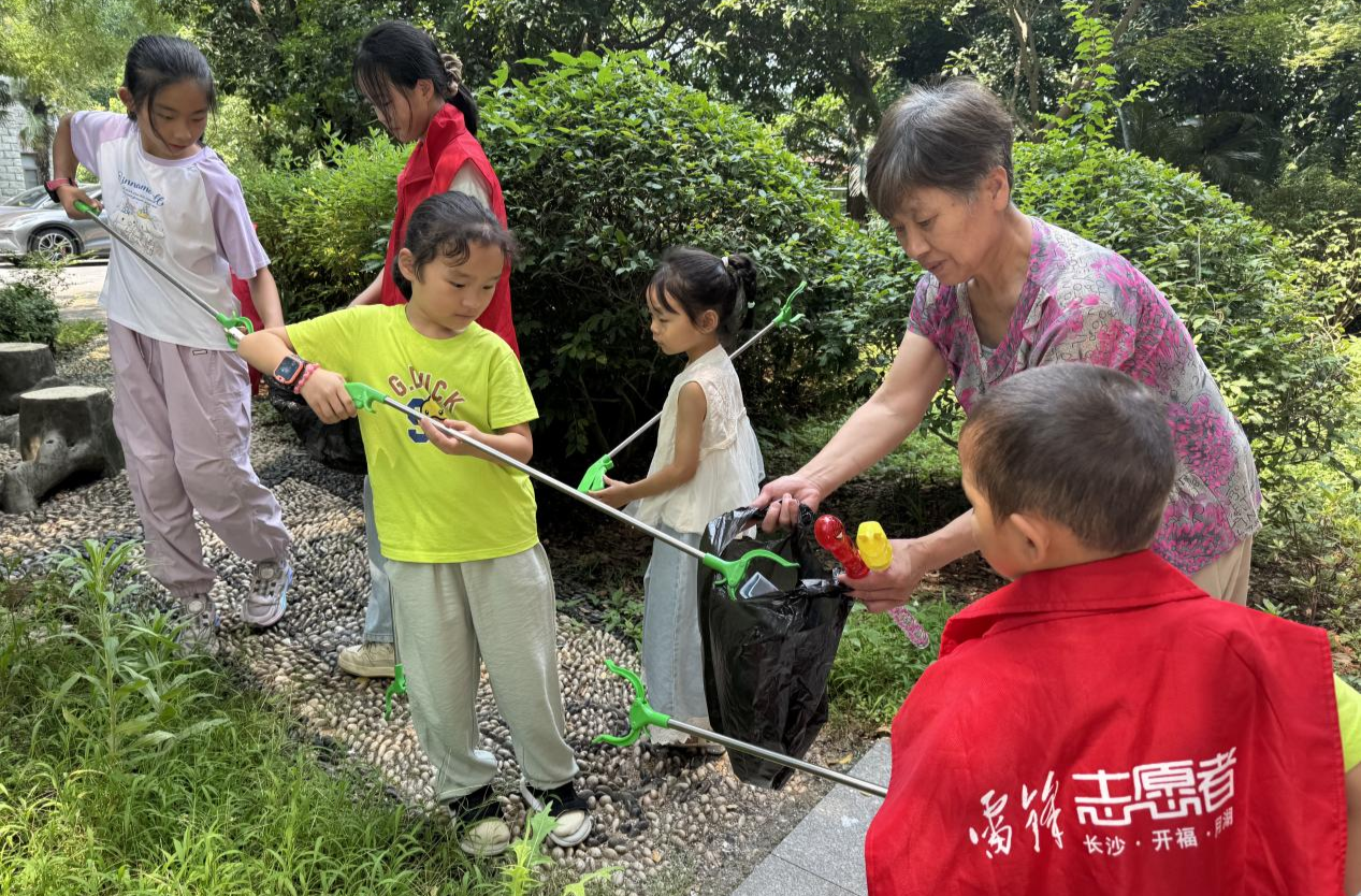 開福區(qū)月湖街道舟橋路社區(qū)網(wǎng)格聯(lián)動青少年開展垃圾分類活動  ?