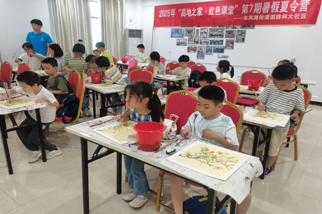 開福區(qū)東風(fēng)路街道國(guó)防科大社區(qū)“紅色課堂”夏令營(yíng)啟航