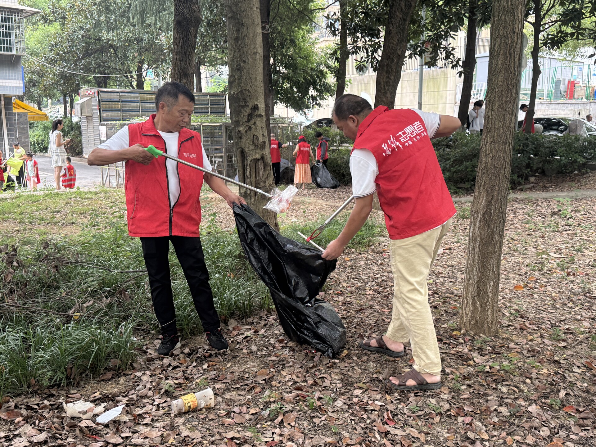 開福區(qū)戴家河社區(qū)：“橙紅白”三色繪就幸?！巴膱A”