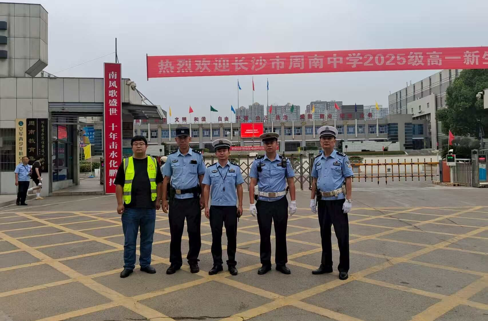開福區(qū)秀峰街道：全力開啟“護學模式” 筑牢校園安全防線