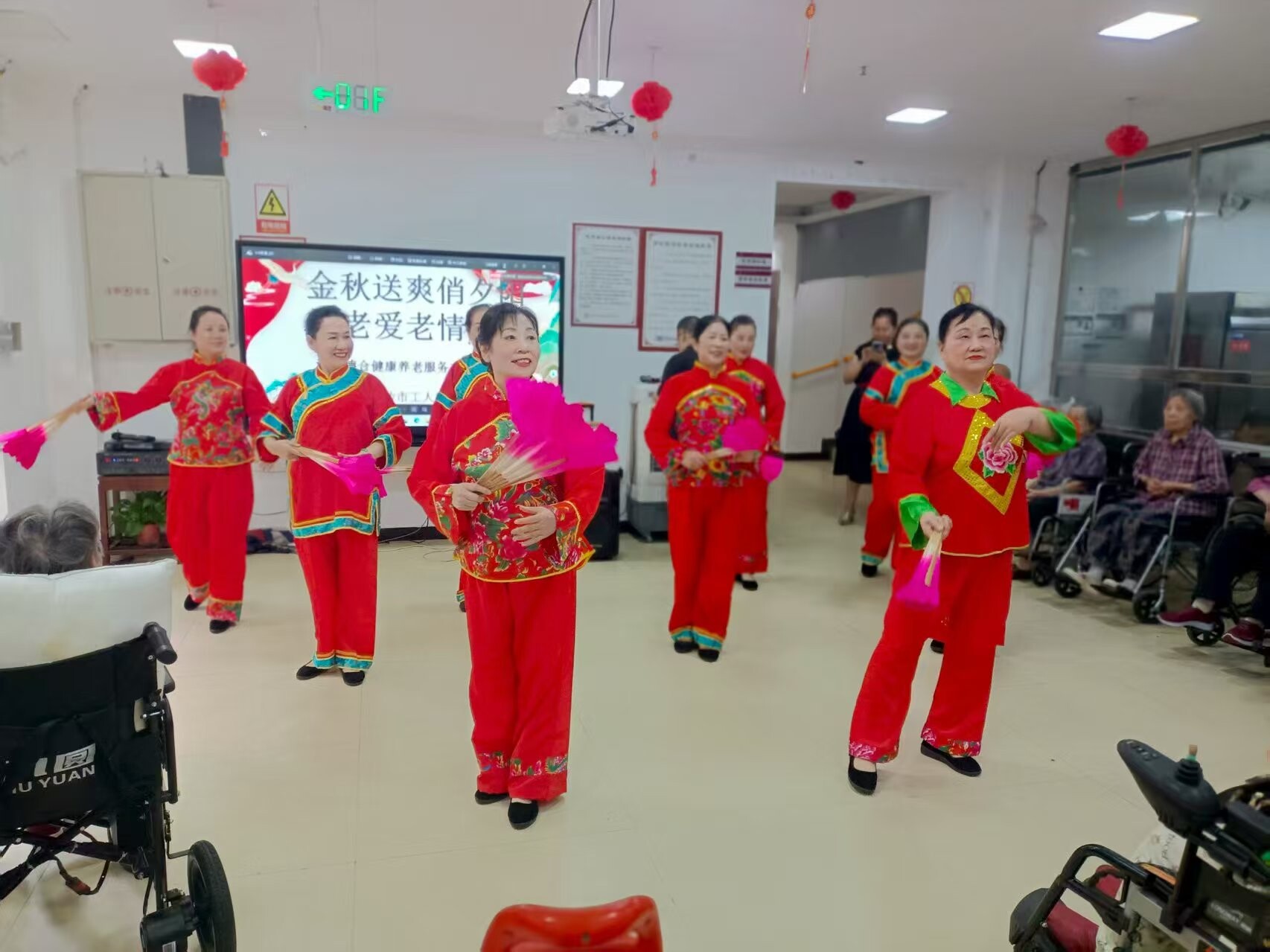 金秋送爽俏夕陽 敬老愛老情義長
