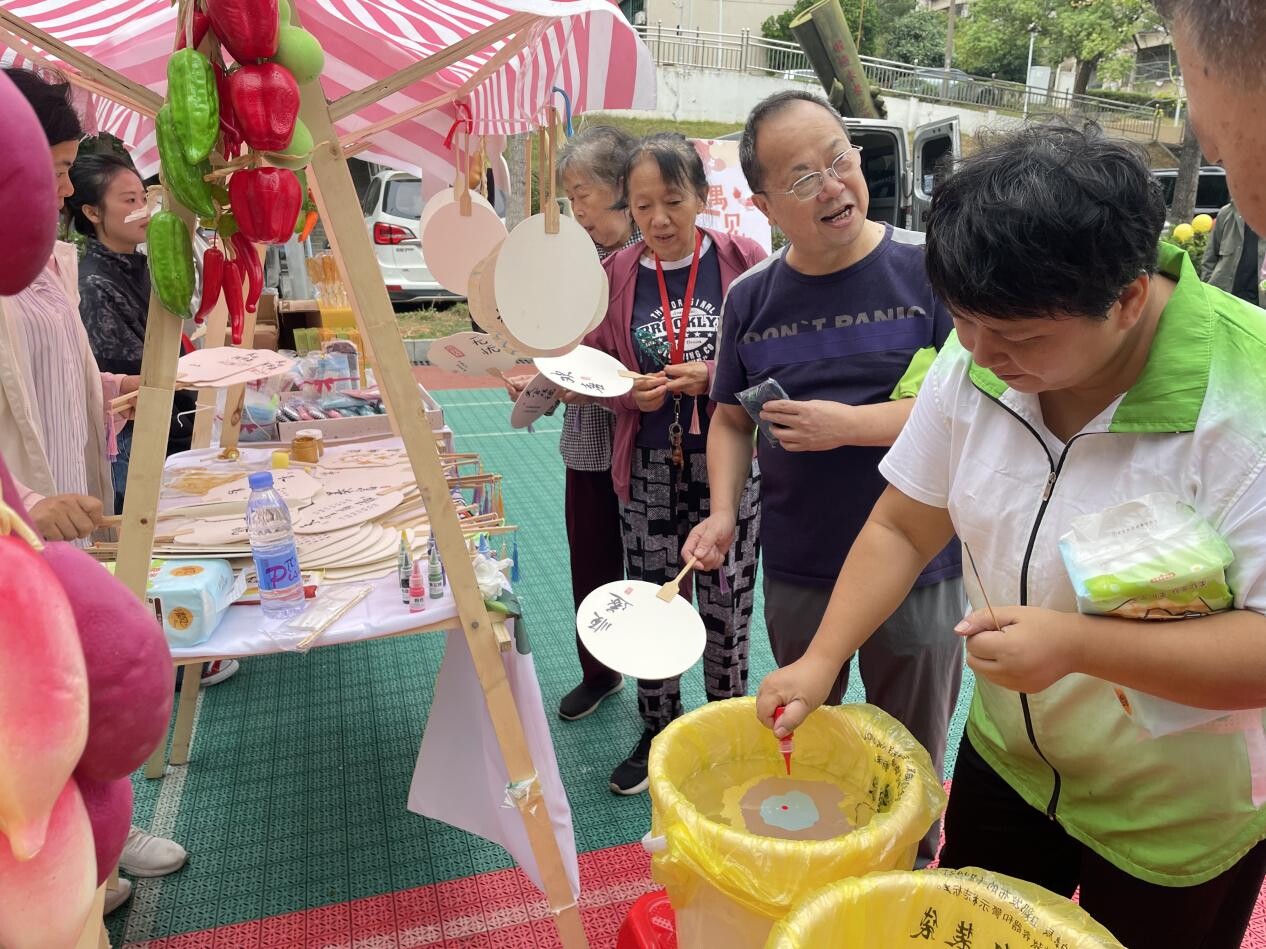开福区科大景园社区举办“军民睦邻聚金秋 艺趣集市暖人心”友邻集市活动