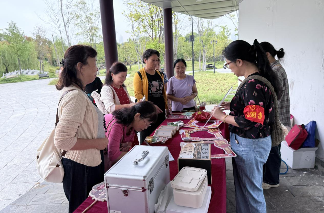 开福区开福寺路社区：公益拍照迎国庆 优化服务暖商心
