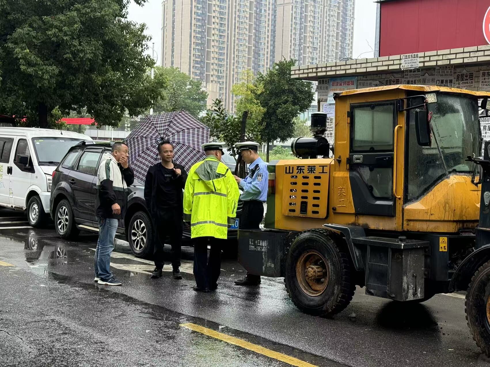 开福区毛家垅社区:多方联动，涝湖二期小区整治违停顽疾见实效