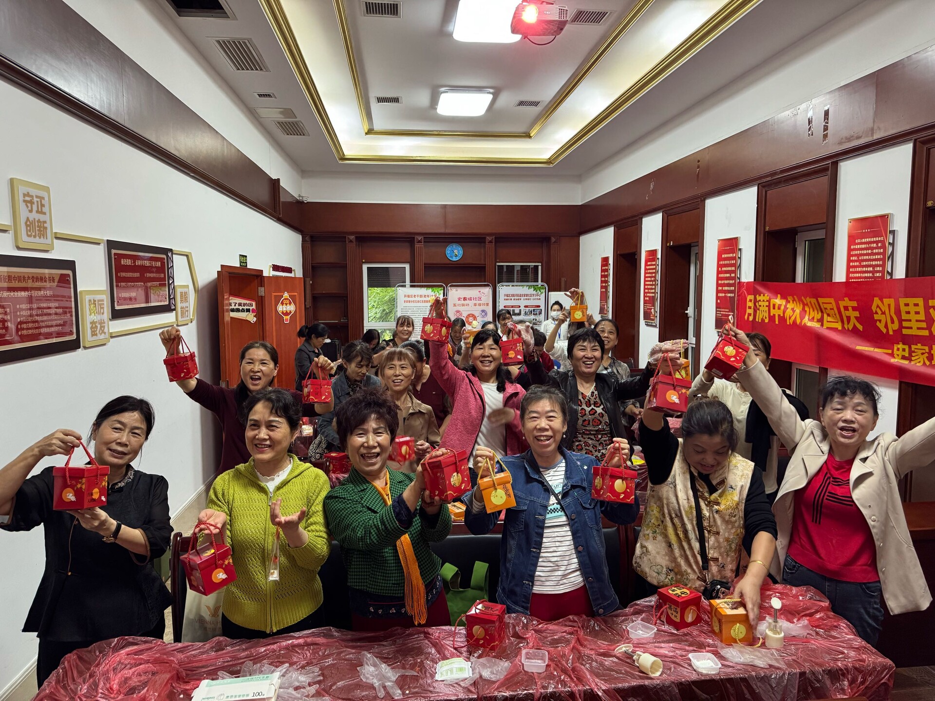 开福区史家坡社区：月满中秋迎国庆 清风相伴暖人心  