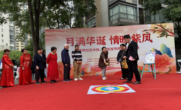 开福区新河街道紫凤社区开展“双节”同庆活动