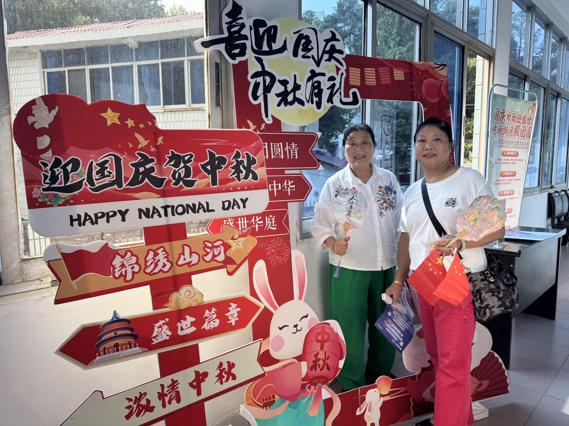 开福区洪西社区开展“国庆欢歌迎盛世 中秋朗月照团圆”主题活动