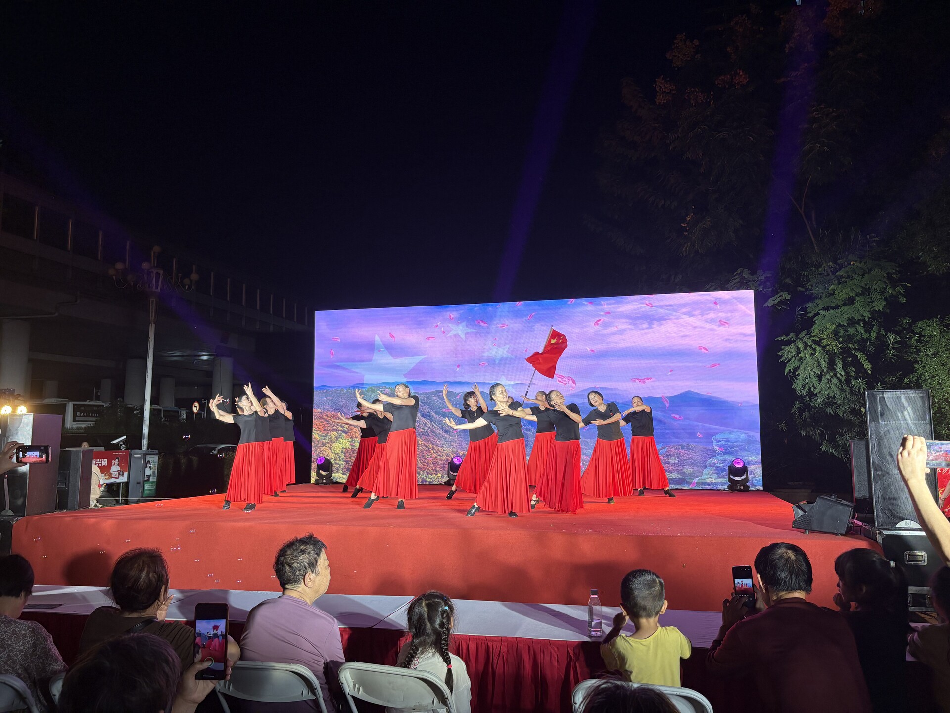 开福区滨江社区：月满中秋迎国庆 邻里欢聚共团圆