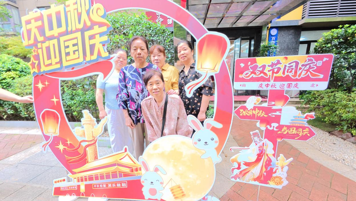 开福区湘雅路街道百善台社区举办庆中秋迎国庆主题活动
