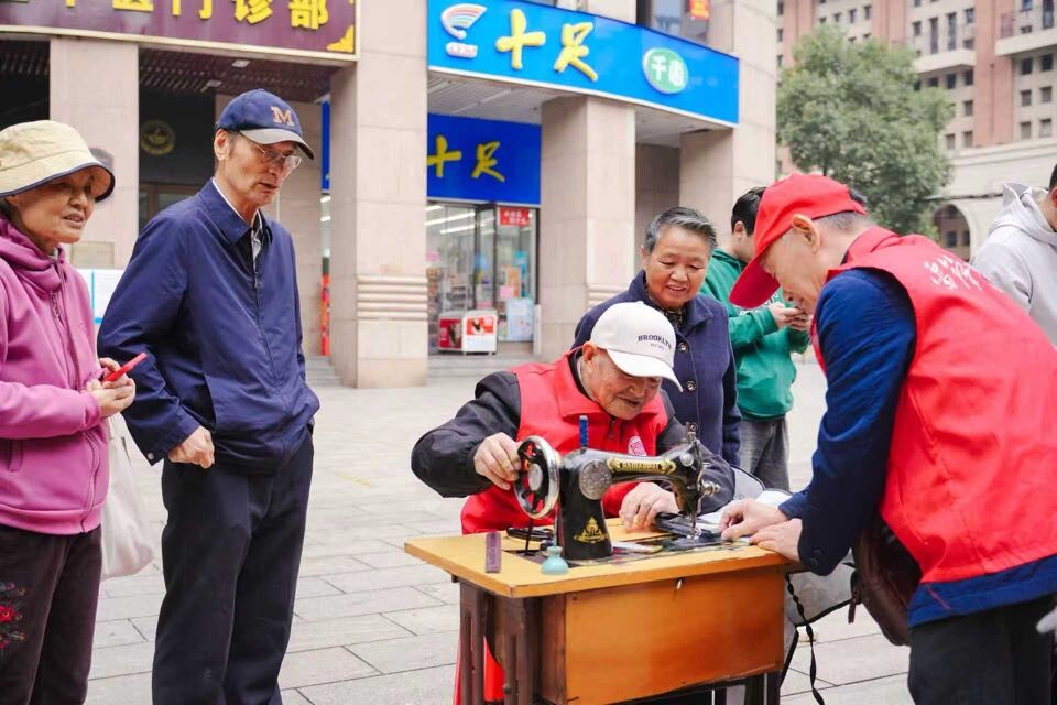 开福区望麓园街道中山路社区“敬老月”公益服务集市温情启幕 