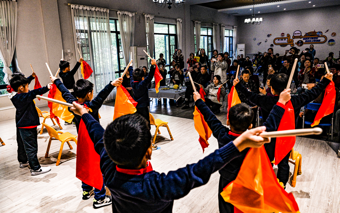 开福区舟桥路社区：童心敬老传温情 巧手廉洁庆重阳