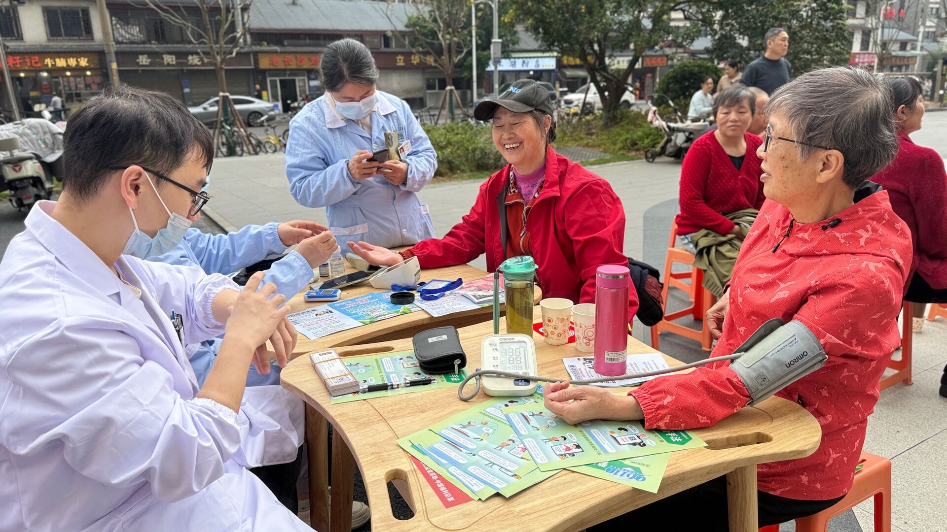 开福区湘雅路街道三角塘社区“花式礼包”迎重阳