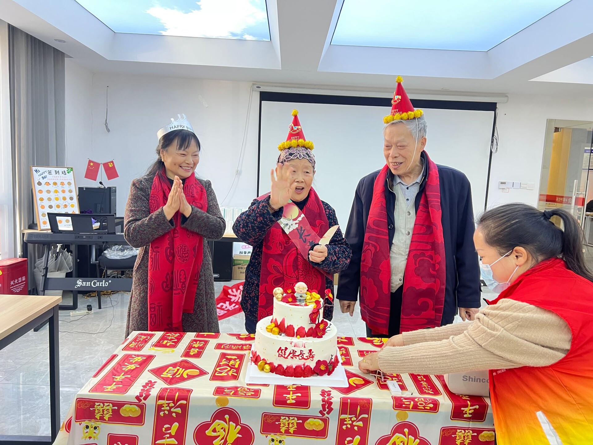 开福区四方坪街道李家冲社区成功举办第四季度集体生日会