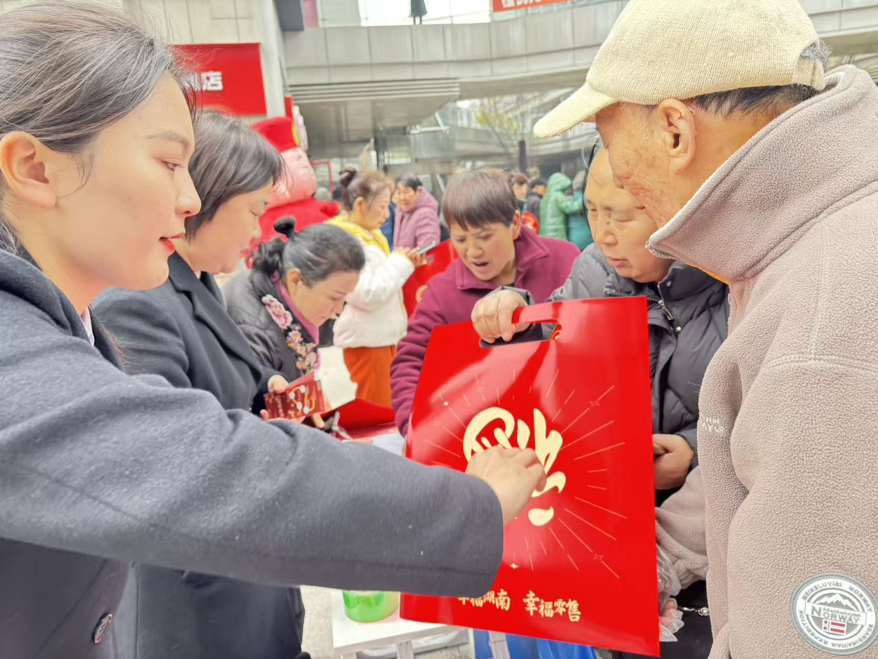 开福区望麓园街道水风井社区：水风井聚势迎新 政企社共筑嘉年