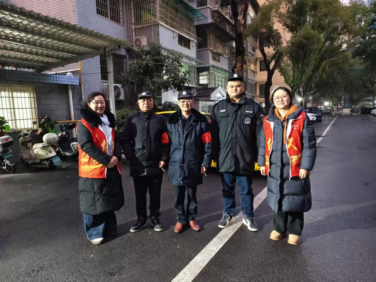 开福区芙蓉北路街道欣城社区“年味补给站”陪居民开心过大年