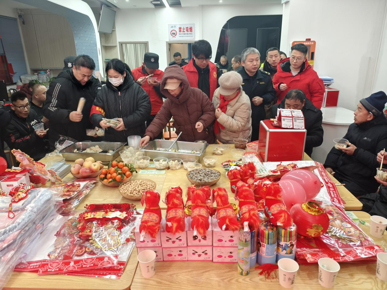 开福区芙蓉北路街道江湾社区：除夕夜里“家”味浓