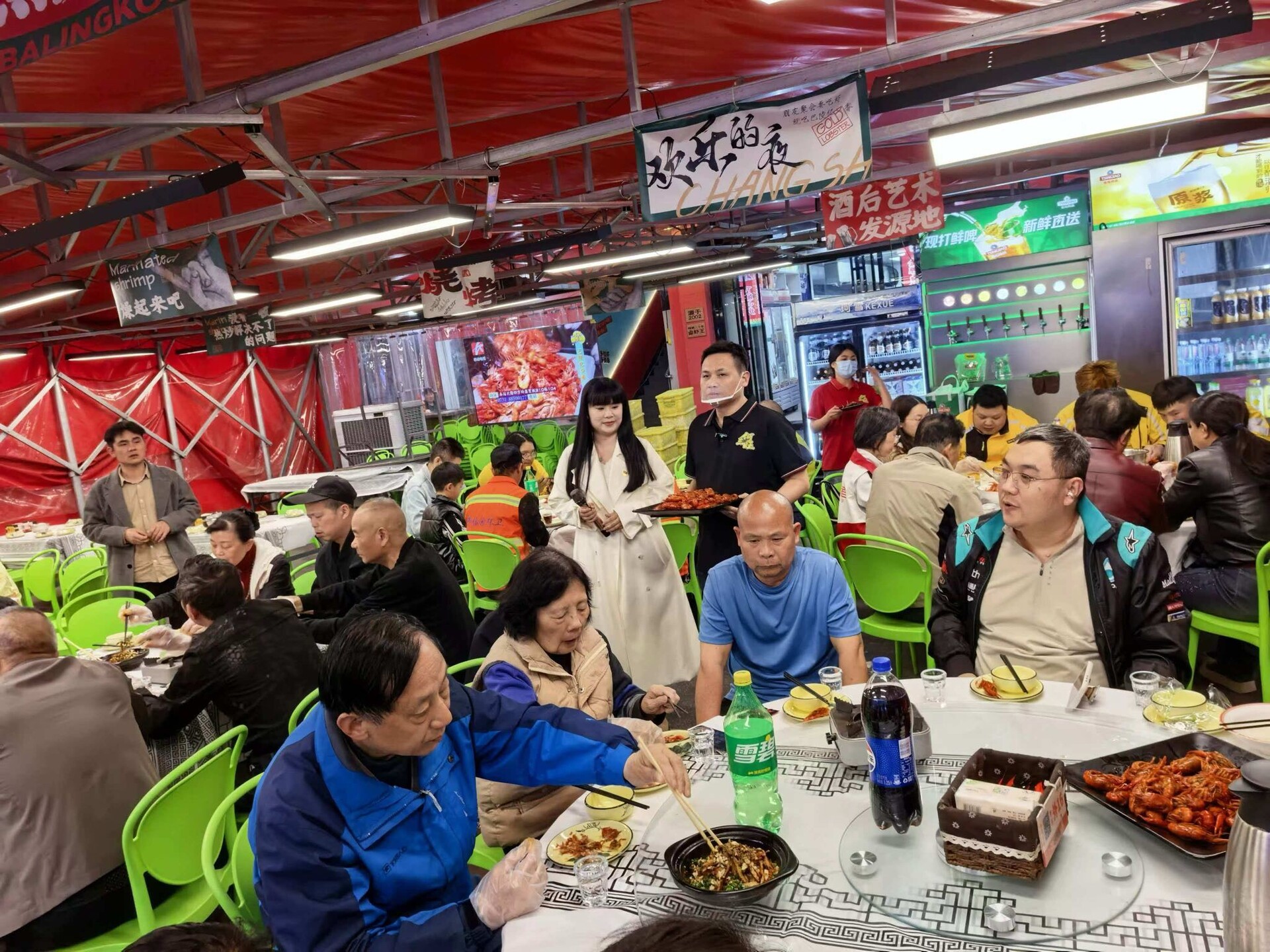 开福区四季美景社区：百人同席暖光里，温情点亮四方坪 